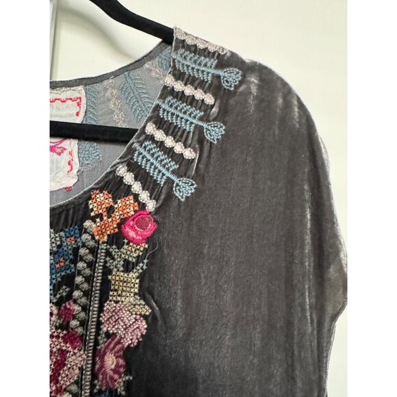 Johnny Was Nindi Velvet Embroidered Top Size Small Asymmetrical Hem Silk Blend - Picture 3 of 8